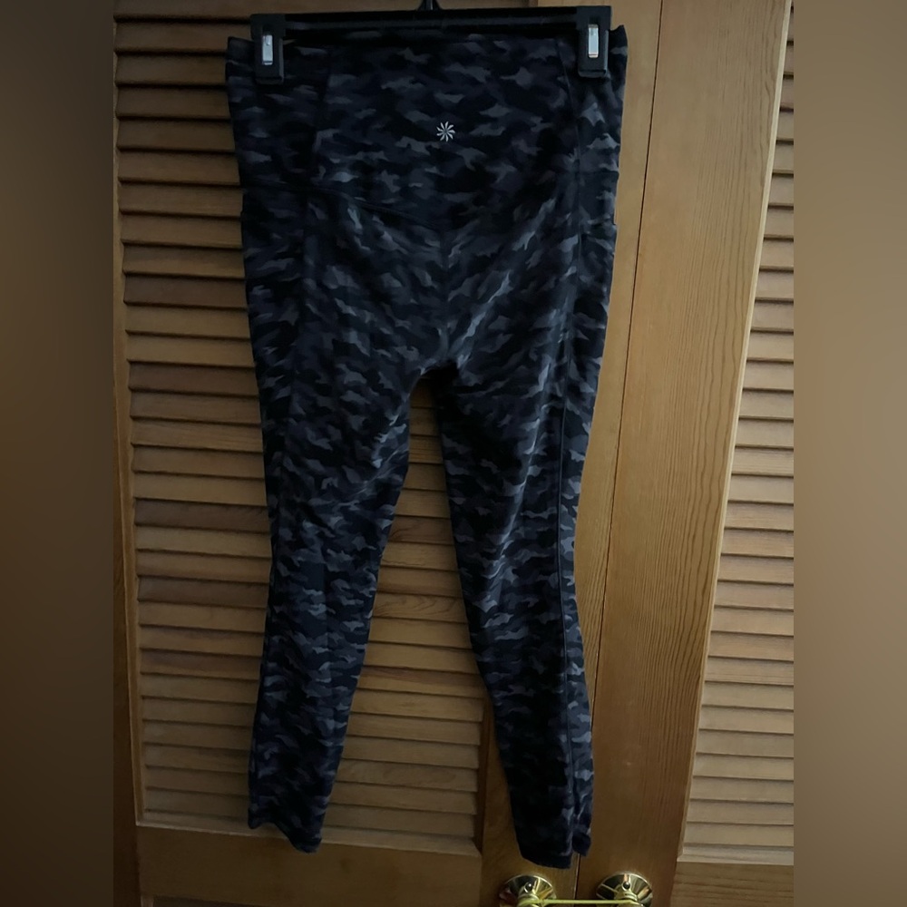 Athleta Salutation Stash Pocket II 7/8 Tight camo print size small
